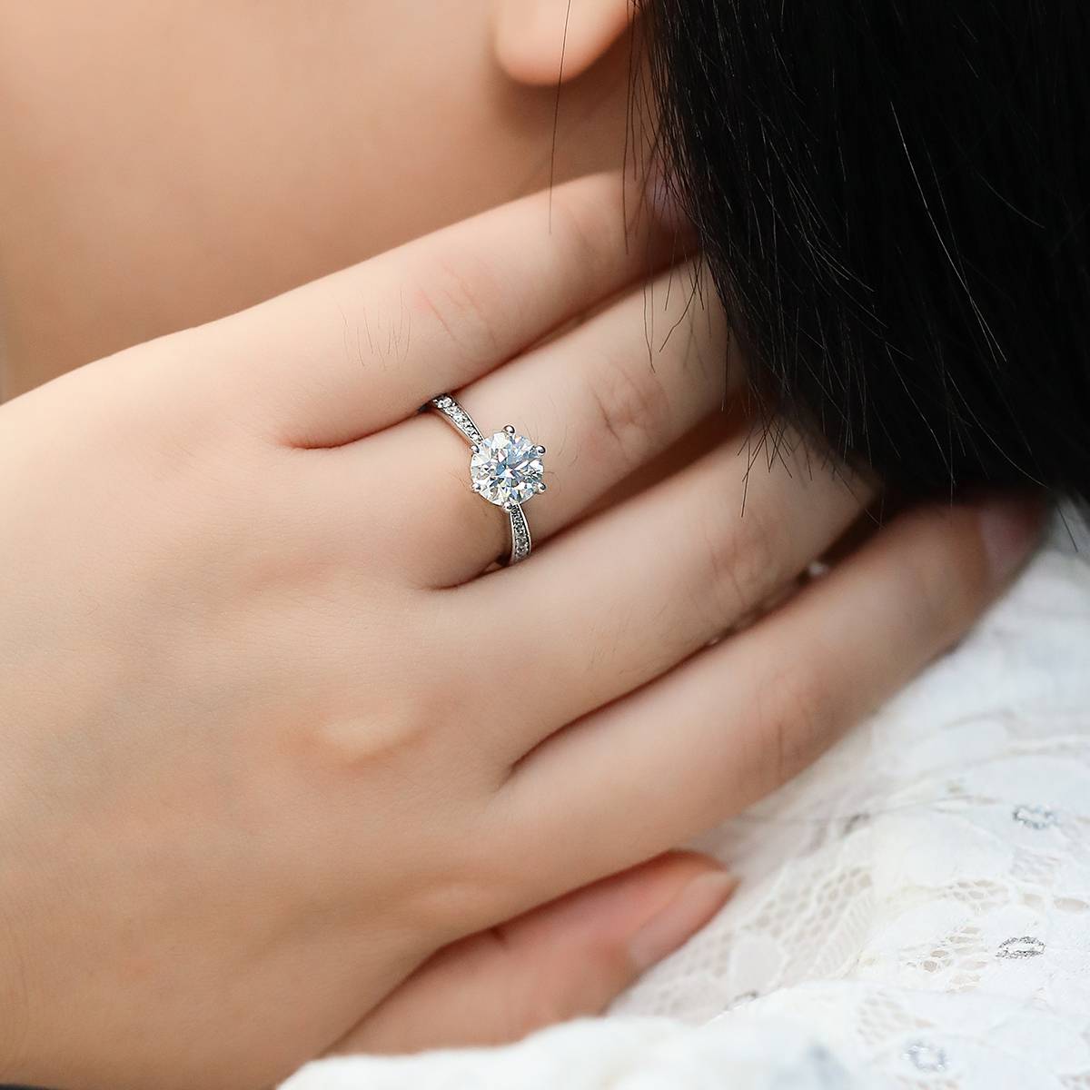 微镶灵动S925银镀白金莫桑钻女戒2.0克拉D级